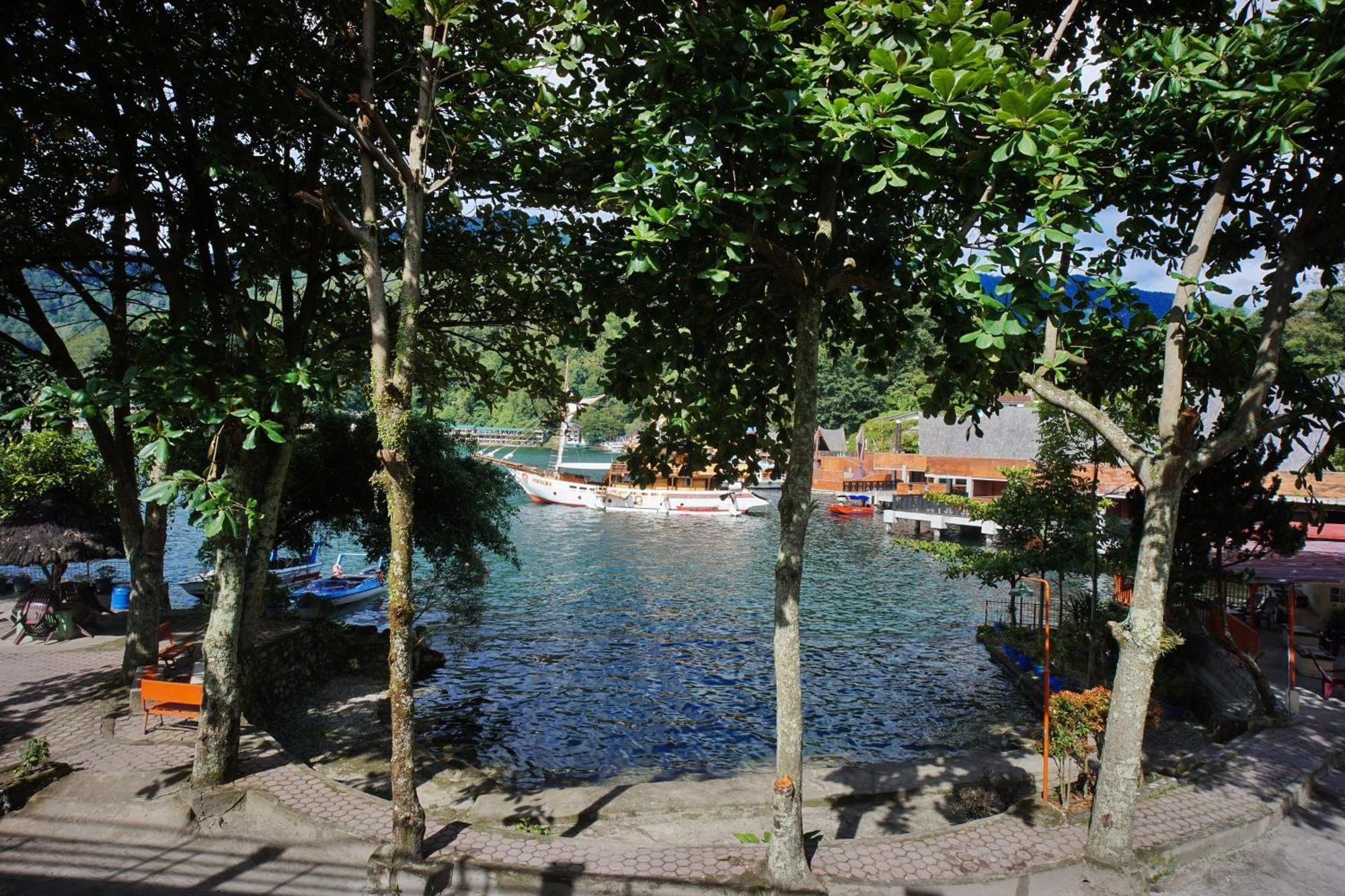 Pandu Lakeside Hotel Parapat Exterior foto